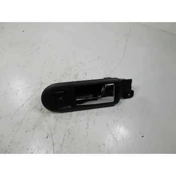 KLJUKA NOTRANJA  SPREDAJ DESNA Volkswagen Golf 2001 1.9 TDI