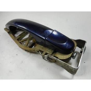 KLJUKA ZUNAJ  SPREDAJ DESNA Volkswagen Touran 2006 1.9 TDI