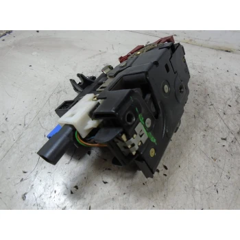 ZAKLEP  SPREDAJ DESNA Volkswagen Touareg 2003 5.0TDI 3d1837016a