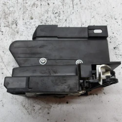 ZAKLEP SPREDAJ DESNA Dacia DUSTER 2025 1.2 4X4 805022447R ZAKLEP SPREDAJ DESNA Dacia DUSTER 2025 1.2 4X4 805022447R