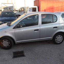 AUTO PER PEZZI Toyota Yaris 2000 1.0