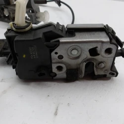 ZAKLEP  ZADAJ LEVA Peugeot 3008 2009 1.6 HDI 9137T8